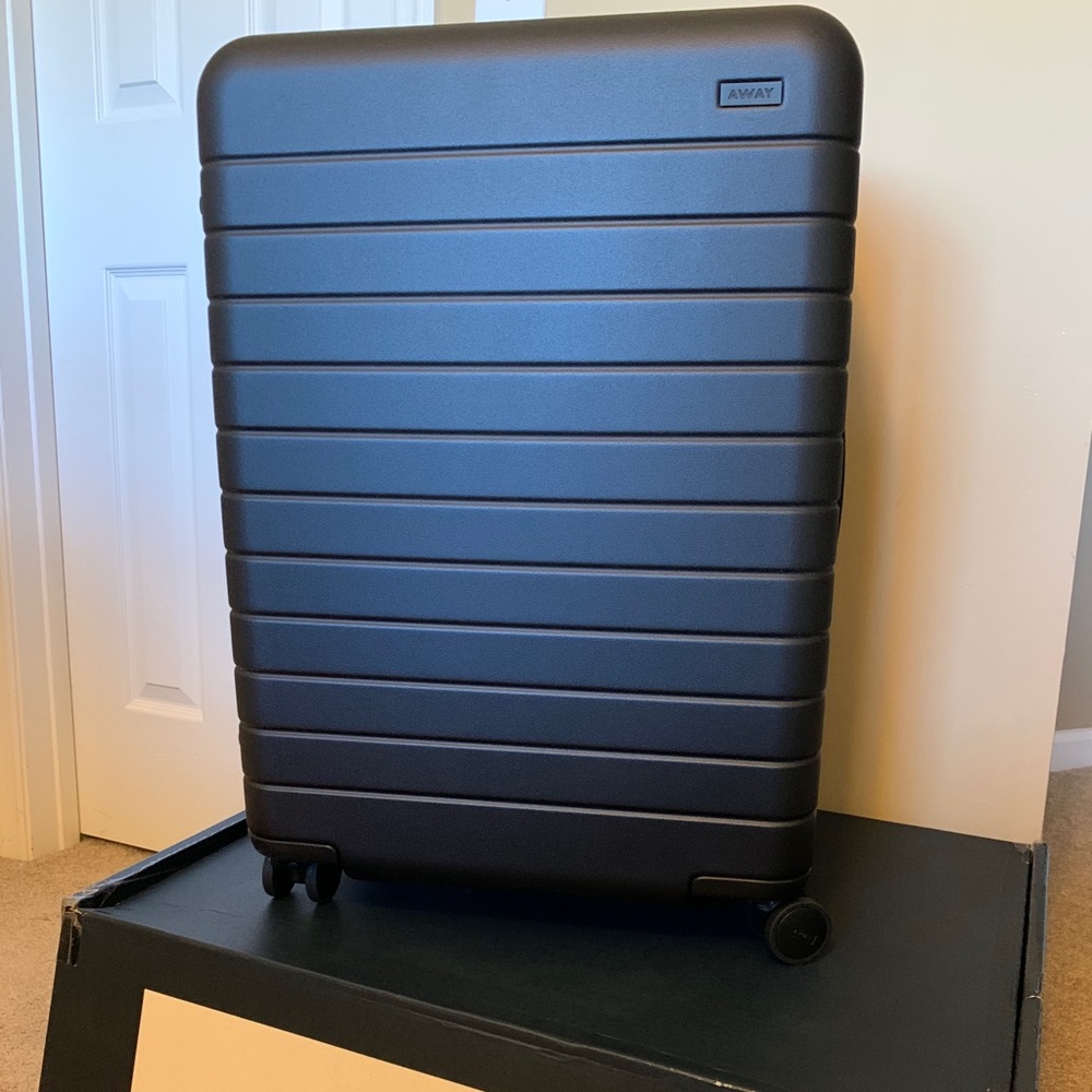 Away Medium Luggage in Black